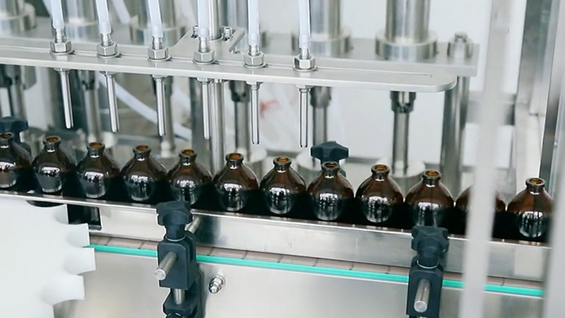 哪些商品是由自动液体灌装机灌装的？ 